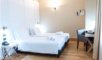 1 king bed, comfort room, free wireless internet