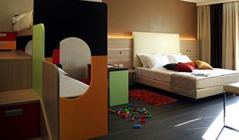 1 king bed, deluxe family room, kids area, bunk beds for children, non-smoking