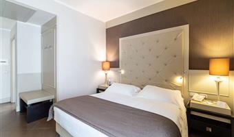 1 queen bed, non-smoking, classic room, smart tv 43