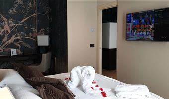 1 queen bed, non-smoking, royal suite, mini bar, jacuzzi, balcony, smart tv 43
