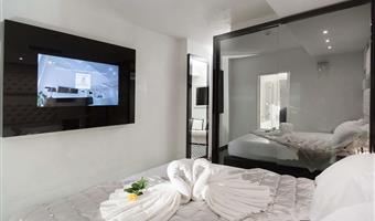 1 king bed, non-smoking, junior suite, two lcd televisions, living room, bathtub and shower, chromotherapy