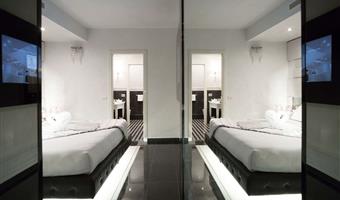 1 king bed, non-smoking, junior suite, two lcd televisions, living room, bathtub and shower, chromotherapy