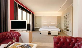 deluxe room, about 28 sqm, 1 king-size bed, free wifi, kettle, bathrobe with slippers, minibar with drinks and snacks offered, segafredo machine, safe, lcd tv with sky channels, free parking and gym on 18th floor