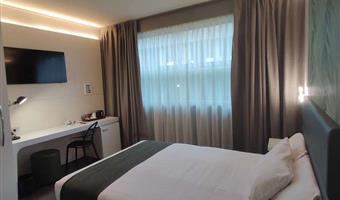 accessible - 1 double, mobility accessible, roll in shower, standard room, french size bed 140 cm, non-smoking