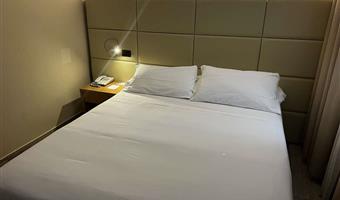 una cama matrimonial, no fumador, habitación estándar, cama francesa de 140 centímetros