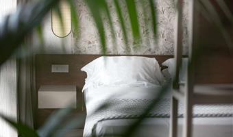 junior suite - 1 letto queen size, soggiorno, doccia con cromoterapia, balcone