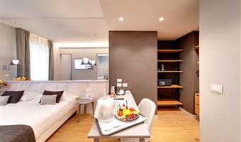 suite -1 letto king size, camere non fumatori, idromassaggio jacuzzi, soggiorno, divano, bagno turco, bollitore per tè
