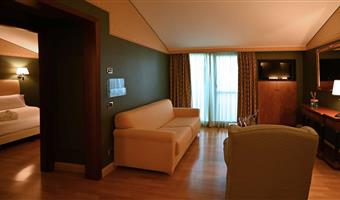 suite family -1 letto king size 1 matrimoniale, camera di qualità deluxe, idromassaggio, terrazza