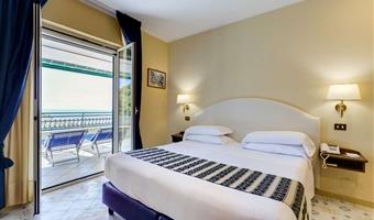 1 letto matrimoniale queen size, camera superior, terrazza panoramica con lettini, vista sul mare, pay tv, parcheggio gratuito
