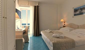 1 letto matrimoniale king size, camera comfort, terrazza o balcone, vista mare, convertibile in due letti gemelli