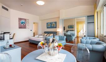 suite 60mq -1 letto king size, 1 letto queen size, 1 divano letto, vista mare con terrazza, 2 bagni, camera non fumatori
