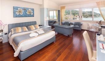 suite 60mq -1 letto king size, 1 letto queen size, 1 divano letto, vista mare con terrazza, 2 bagni, camera non fumatori