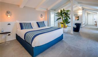 suite -1 letto king size, camere non fumatori, camera design, angolo cottura, balcone, accappatoio e pantofole