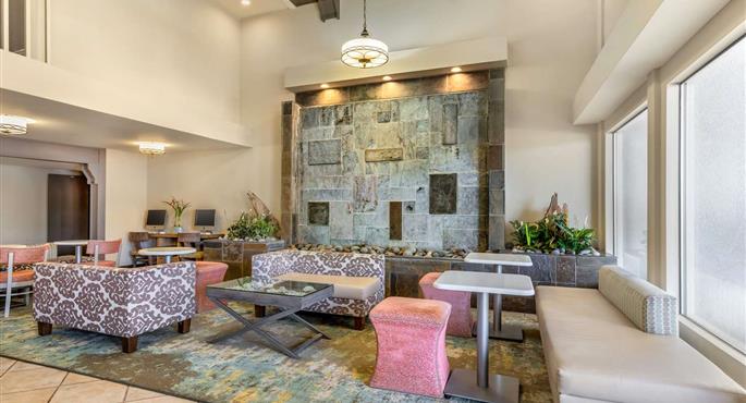 Halle des Best Western Plus Monterey Inn in Monterey - 05398