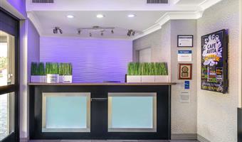 Halle des Best Western Plus Avita Suites in Torrance - 05674