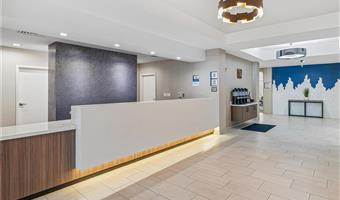 Halle des Best Western Valencia/Six Flags Inn & Suites in Valencia - 05749