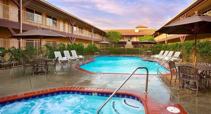 Pool des Best Western Corona Hotel & Suites - Corona - 05769