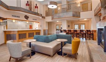 Halle des Best Western Plus Gateway Inn & Suites in Aurora - 06161