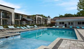 Pool des The Hub Middletown Red Bank, BW Signature Collection - Middletown - 31074