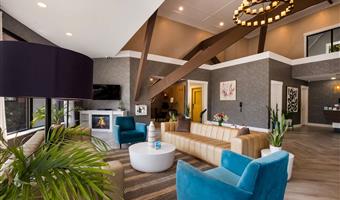 Halle des The Hub Middletown Red Bank, BW Signature Collection in Middletown - 31074