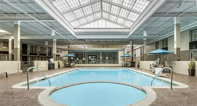 Pool des Best Western Plus Kingston Hotel and Conference Center - Kingston - 33159