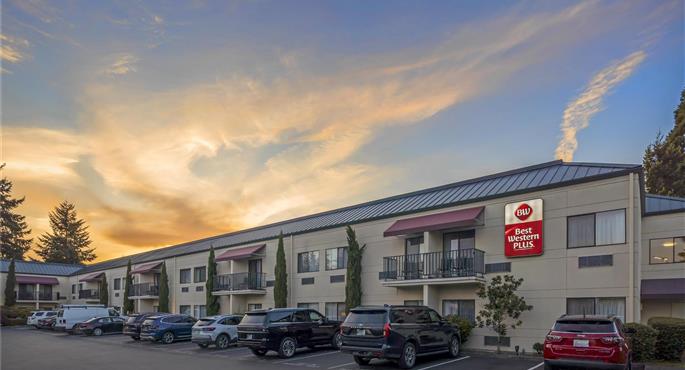 Außenansicht des Best Western Plus Plaza by the Green - Kent - 48106