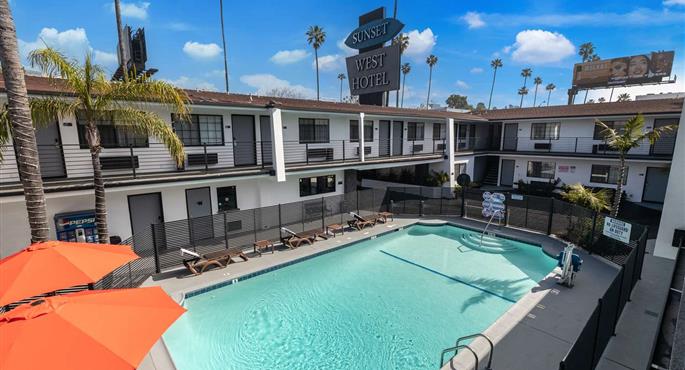 Pool des Sunset West Hotel, SureStay Collection by Best Western - Los Angeles - 52011