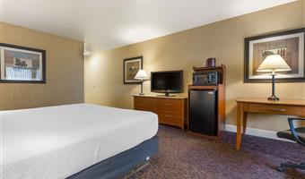 1 kingsize-bett, nichtraucher, business plus-zimmer:, sessel mit ottomane, mikrowelle und kühlschrank, high-speed-internetzugang, schreibtisch, komplettes frühstück