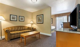 1 queensize-bett, nichtraucher, mikrowelle und kühlschrank, sofabett, mini-suite, high-speed-internetzugang, zwei fernseher, komplettes frühstück