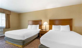 2 queensize-betten, nichtraucher, blick auf den pool, high-speed-internetzugang, mikrowelle und kühlschrank, kaffeemaschine, komplettes frühstück