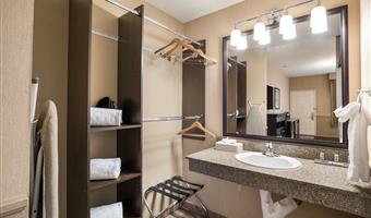 behindertengerechtes zimmer mit kingsize-bett, barrierearm ausgestattet, badewanne, wet-bar, mikrowelle und minikühlschrank, nichtraucher, komplettes frühstück