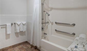 behindertengerechtes zimmer mit kingsize-bett, barrierearm ausgestattet, badewanne, wet-bar, mikrowelle und minikühlschrank, nichtraucher, komplettes frühstück