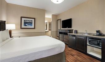 behindertengerechtes zimmer mit kingsize-bett, barrierearm ausgestattet, rollstuhlgerechte dusche, wet-bar, mikrowelle und minikühlschrank, nichtraucher, komplettes frühstück