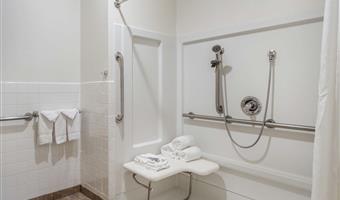 behindertengerechtes zimmer mit kingsize-bett, barrierearm ausgestattet, rollstuhlgerechte dusche, wet-bar, mikrowelle und minikühlschrank, nichtraucher, komplettes frühstück