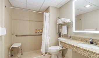 2 queensize-betten, barrierearm ausgestattet, kommunikationsassistent, rollstuhlgerechte dusche, nichtraucher, komplettes frühstück