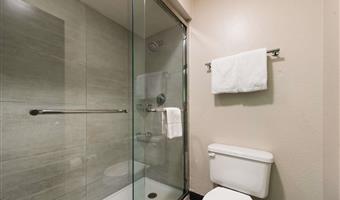 barrierefrei – suite 1 kingsize-bett, barrierearm ausgestattet, kommunikationsassistent, badewanne, sofabett, voll ausgestattete küche, nichtraucher, komplettes frühstück