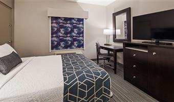 behindertengerechtes zimmer mit queensize-bett, barrierearm ausgestattet, badewanne, mikrowelle und kühlschrank, nichtraucher, komplettes frühstück