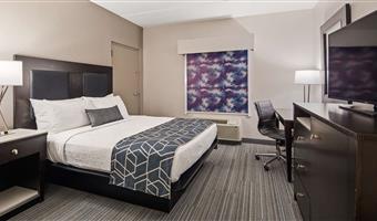 behindertengerechtes zimmer mit queensize-bett, barrierearm ausgestattet, rollstuhlgerechte dusche, mikrowelle und kühlschrank, nichtraucher, komplettes frühstück