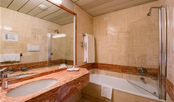 1 queensize-bett, nichtraucher, sofabett für eine person, dreierzimmer