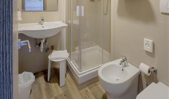 1 queensize-bett 1 etagenbett, nichtraucher, comfort zimmer, größeres zimmer