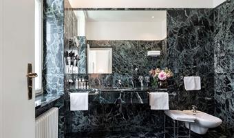 1 kingsize-bett, junior-suite, sofabett für eine person, balkon, panoramablick, wohnzimmer