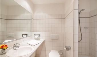 2 einzelbetten, comfort zimmer, sitzecke, schreibtisch, eine kostenlose flasche wasser, kaffeemaschine und wasserkocher, kostenloses w-lan