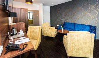 1 doppelbett, zwei zimmer, wohnzimmer, sofabett, balkon, komplettes frühstück