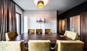 suite - 2 doppelbetten, zwei zimmer, sofabett, wohnbereich, arbeitsbereich, konferenztisch, zwei balkone, komplettes frühstück