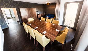 suite - 2 doppelbetten, zwei zimmer, sofabett, wohnbereich, arbeitsbereich, konferenztisch, zwei balkone, komplettes frühstück