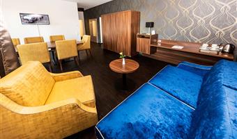 suite - 2 doppelbetten, zwei zimmer, sofabett, wohnbereich, arbeitsbereich, konferenztisch, zwei balkone, komplettes frühstück