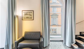 1 kingsize-bett, junior-suite, 40 quadratmeter, zimmer auf zwei ebenen, wohnbereich, wi-fi, kaffeemaschine und wasserkocher, kostenlose room service, 1 flasche wasser, bademantel und hausschuhe, shopping card