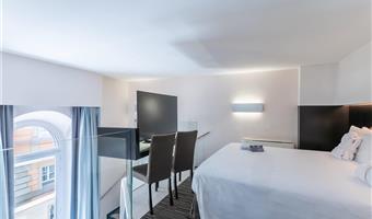 1 kingsize-bett, junior-suite, 40 quadratmeter, zimmer auf zwei ebenen, wohnbereich, wi-fi, kaffeemaschine und wasserkocher, kostenlose room service, 1 flasche wasser, bademantel und hausschuhe, shopping card