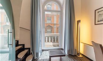 1 kingsize-bett, deluxe-zimmer auf zwei ebenen, wi-fi, kaffeemaschine und wasserkocher, 1 flasche wasser, bademantel und hausschuhe, shopping card