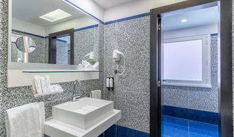 1 kingsize-bett, 2 einzelbetten, family superior-zimmer, 2 verbindungszimmer, wi-fi, kaffeemaschine und wasserkocher)